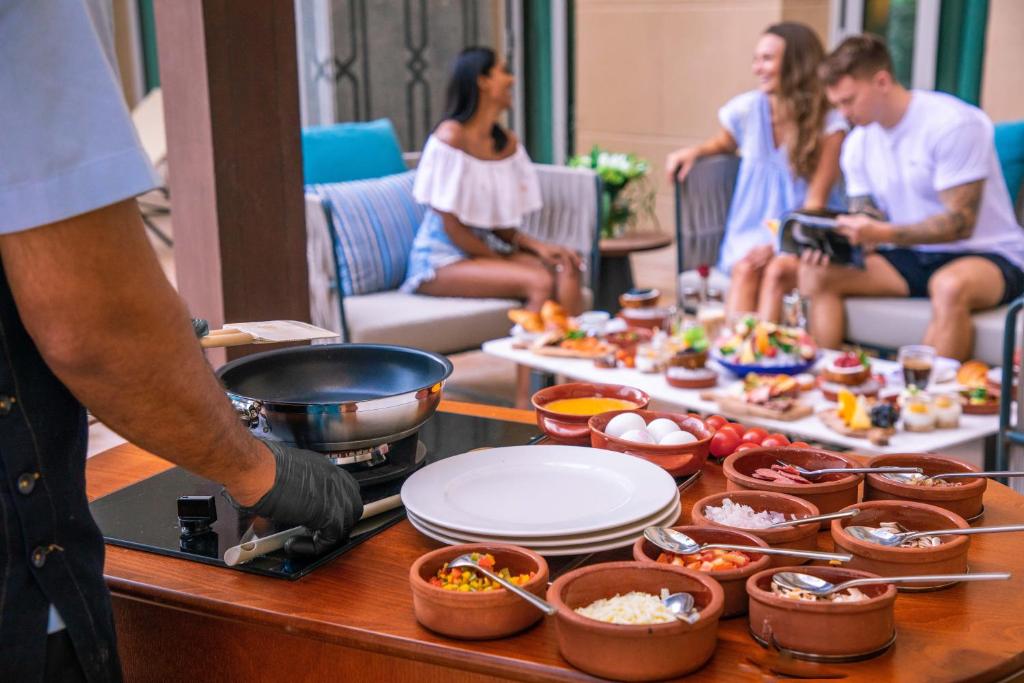 انواع خدمات پذیرایی هتل‌ها و تورها | از ‌‌‌BB تا UALL + اینفوگرافیک