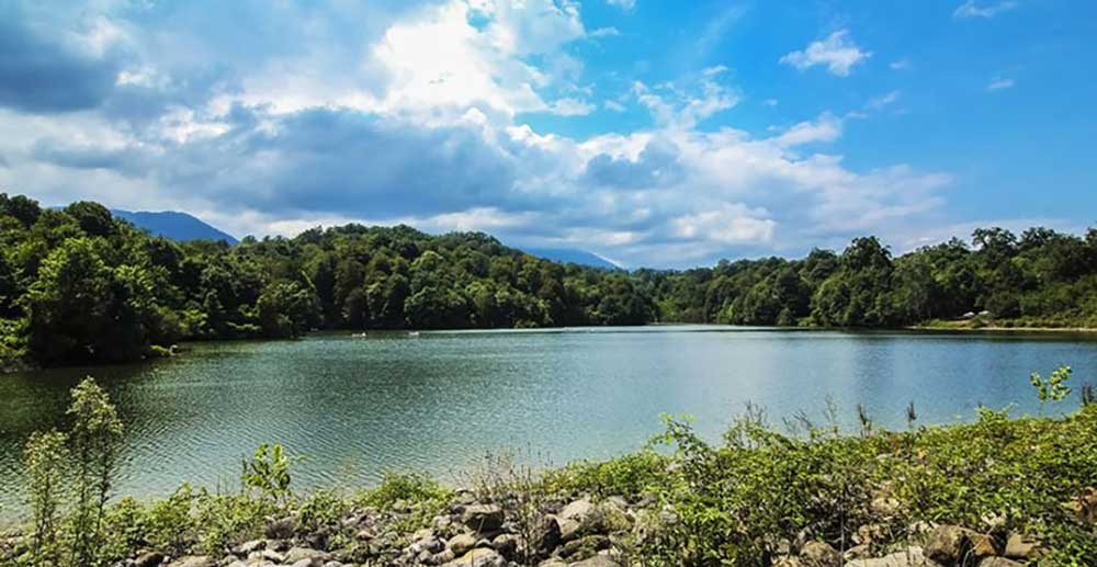 الیمالات، دریاچه‌ای کبود در میان درختان انبوه 