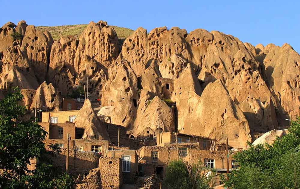 روستای کندوان، غارهای سنگی به‌وسعت یک خانه