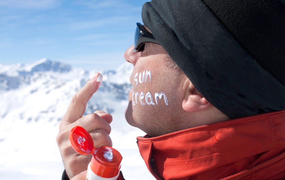 نکات مهم درباره استفاده از ضد آفتاب در سفر - در سفرهای پاییز و زمستان هم از ضدآفتاب استفاده کنید.